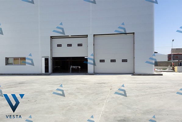 درب سکشنال صنعتی یا درب کرکره‌ای؟ مقایسه کامل قیمت، کارایی و طول عمر