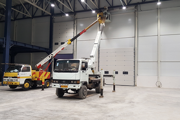 مقایسه کامل درب سکشنال صنعتی و کرکره ای صنعتی